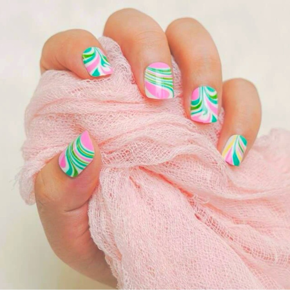 Pink & Green Swirled Short Press On Nails 💅🏼 💚💗